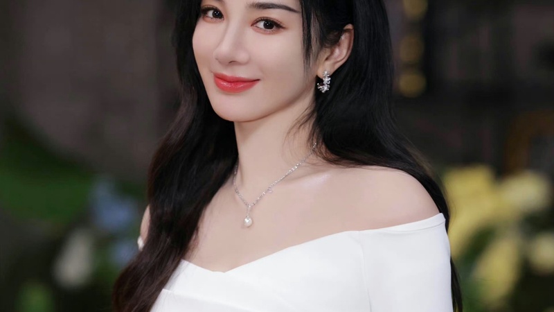 黄奕被拍后火速否认恋情，称婴儿车系送闺蜜礼物